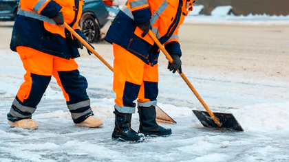 Manuaalinen lumen ja jään poisto